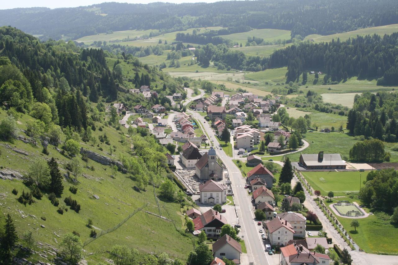 Auberge Du Chateau De Joux La Cluse-et-Mijoux Buitenkant foto