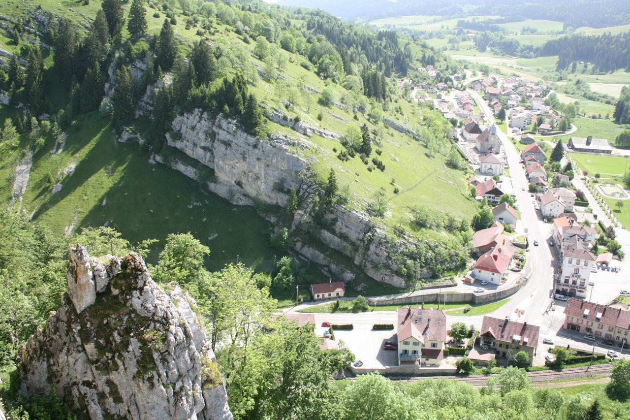 Auberge Du Chateau De Joux La Cluse-et-Mijoux Buitenkant foto